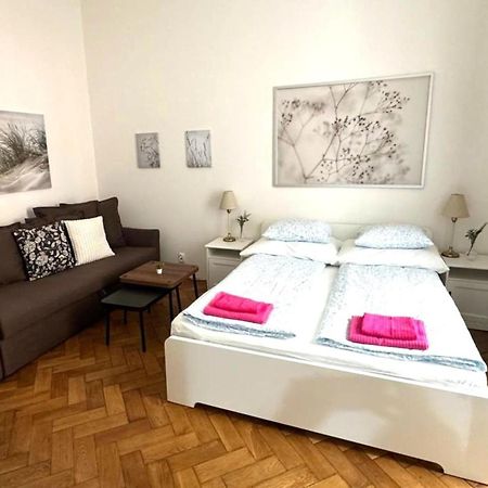 Side Street Apartments براغ المظهر الخارجي الصورة