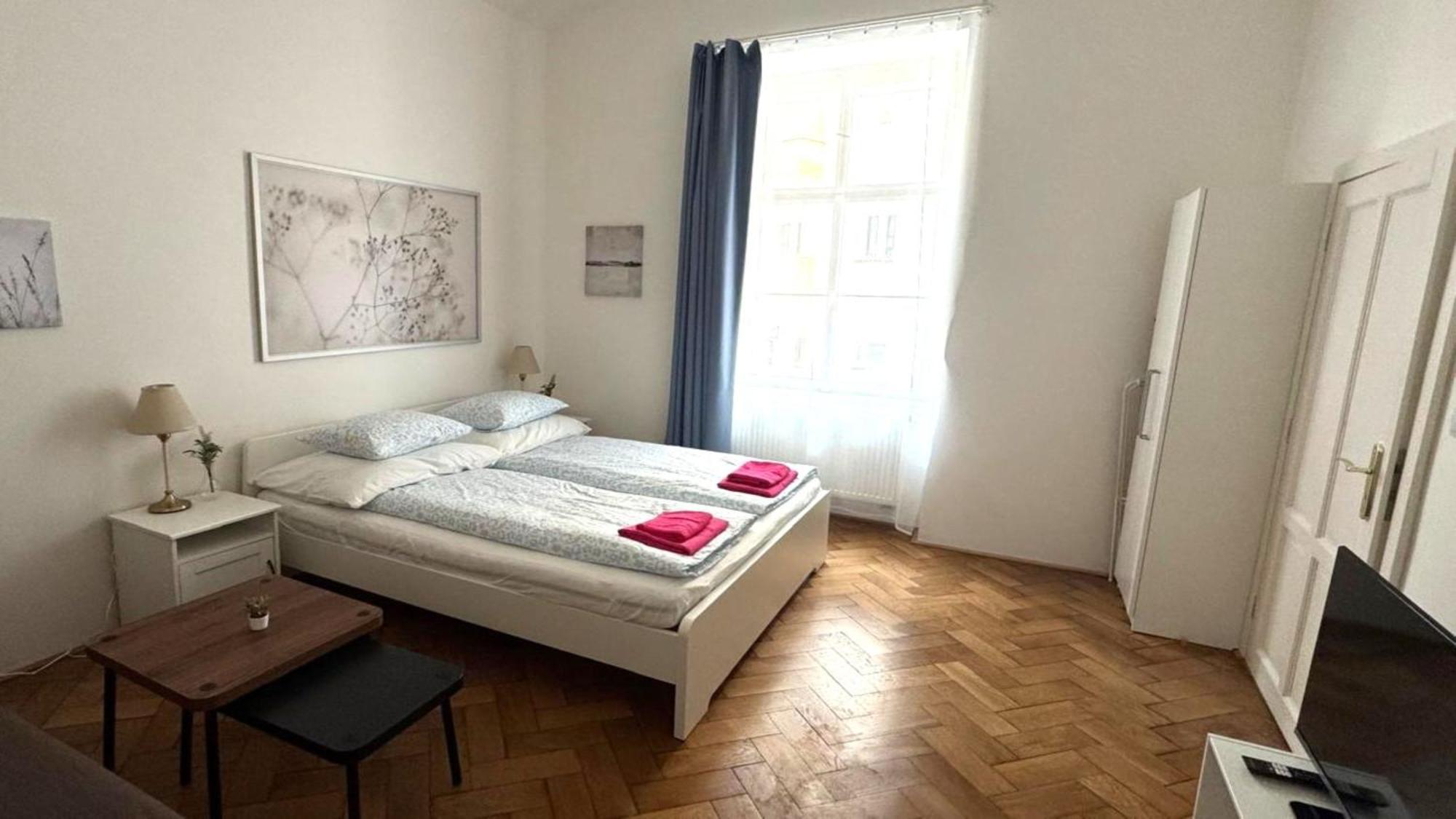 Side Street Apartments براغ الغرفة الصورة