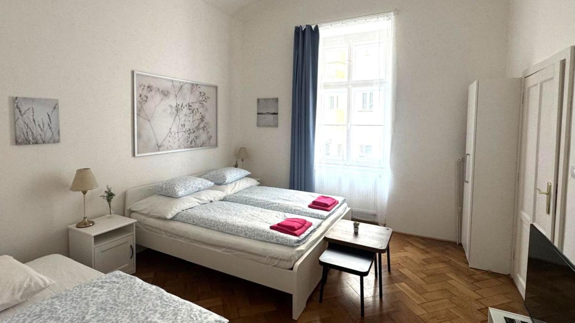 Side Street Apartments براغ الغرفة الصورة